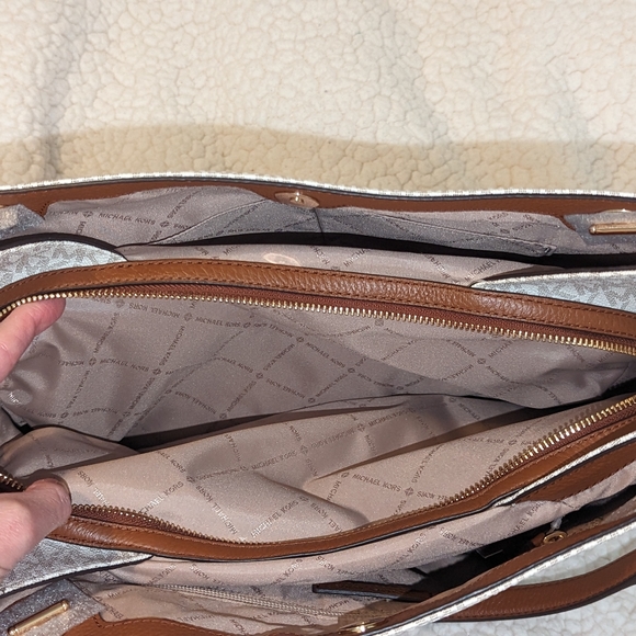 Michael Kors purse - Picture 9 of 12